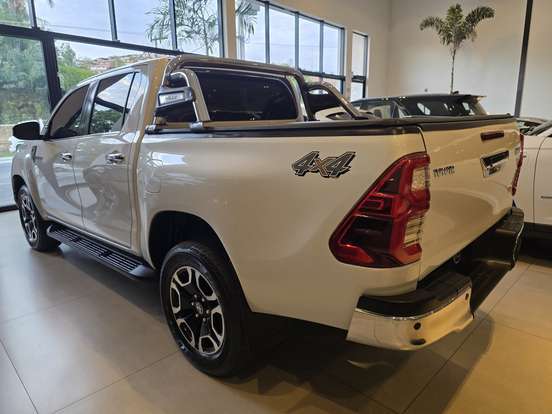 TOYOTA-HILUX-2023