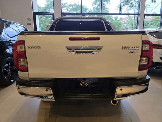 TOYOTA-HILUX-2023