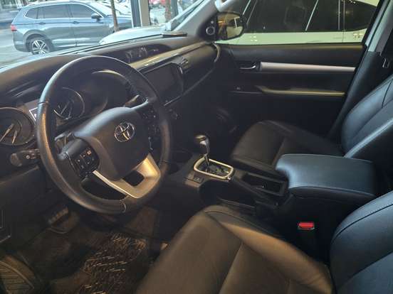 TOYOTA-HILUX-2.8 D-4D TURBO DIESEL CD SRX 4X4 AUTOMÁTICO TOYOTA-HILUX-2023