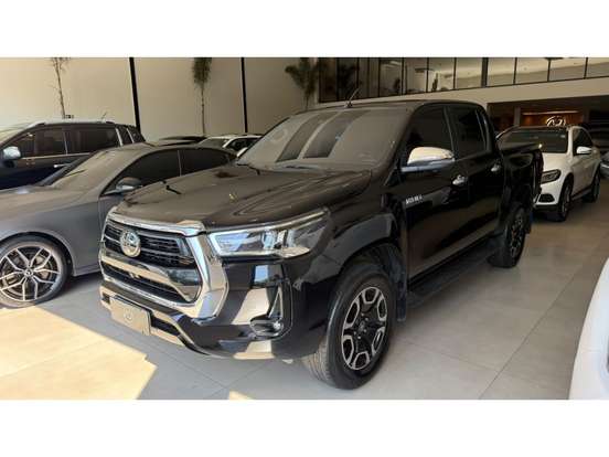 TOYOTA-HILUX-2.8 D-4D TURBO DIESEL CD SRX 4X4 AUTOMÁTICO TOYOTA-HILUX-2023