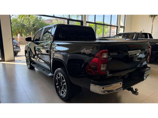 TOYOTA-HILUX-2.8 D-4D TURBO DIESEL CD SRX 4X4 AUTOMÁTICO TOYOTA-HILUX-2023