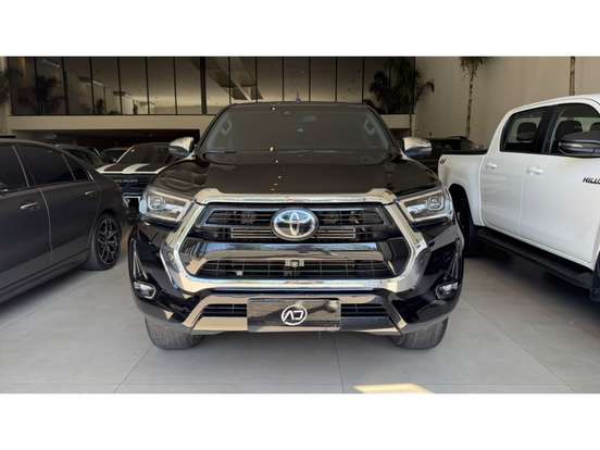 TOYOTA-HILUX-2.8 D-4D TURBO DIESEL CD SRX 4X4 AUTOMÁTICO TOYOTA-HILUX-2023