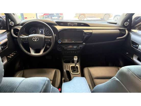 TOYOTA-HILUX-2.8 D-4D TURBO DIESEL CD SRX 4X4 AUTOMÁTICO TOYOTA-HILUX-2023