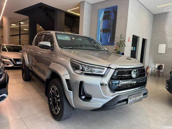 TOYOTA HILUX 2.8 D-4D TURBO DIESEL CD SRX 4X4 AUTOMÁTICO