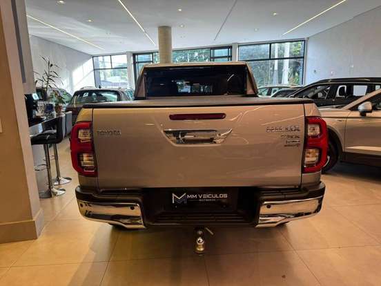 TOYOTA-HILUX-2.8 D-4D TURBO DIESEL CD SRX 4X4 AUTOMÁTICO TOYOTA-HILUX-2023