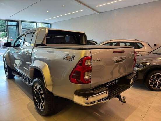 TOYOTA-HILUX-2.8 D-4D TURBO DIESEL CD SRX 4X4 AUTOMÁTICO TOYOTA-HILUX-2023