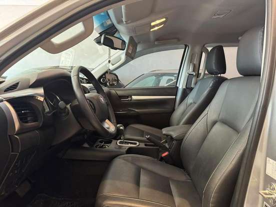 TOYOTA-HILUX-2.8 D-4D TURBO DIESEL CD SRX 4X4 AUTOMÁTICO TOYOTA-HILUX-2023