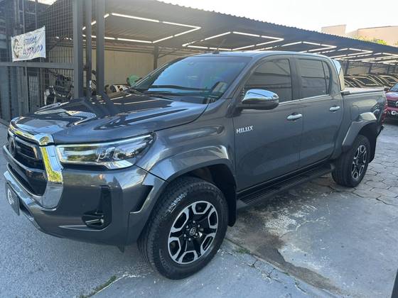 TOYOTA HILUX 2.8 D-4D TURBO DIESEL CD SRX PLUS 4X4 AUTOMÁTICO