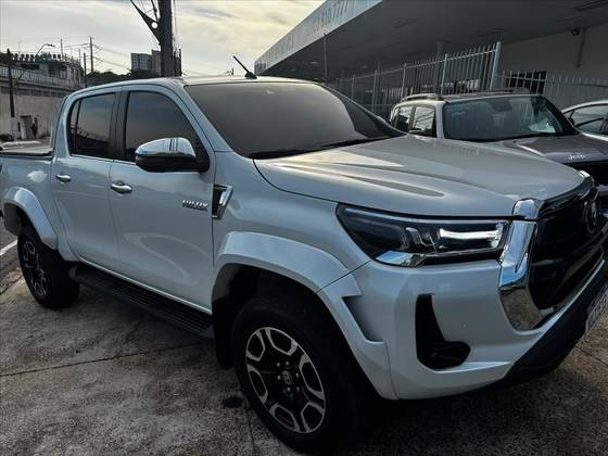 TOYOTA HILUX 2.8 D-4D TURBO DIESEL CD SRX PLUS 4X4 AUTOMÁTICO