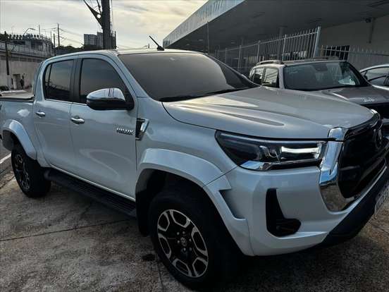 TOYOTA-HILUX-2025