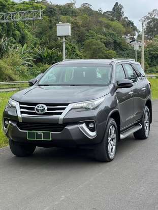TOYOTA-HILUX-2019
