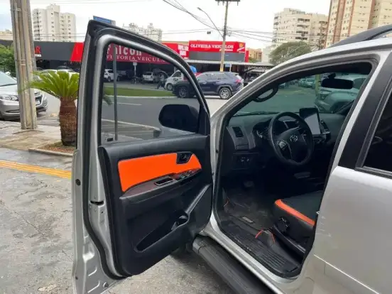 TOYOTA-HILUX SW4-2.7 SR 4X2 16V FLEX 4P AUTOMÁTICO TOYOTA-HILUX SW4-2013
