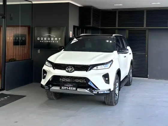 TOYOTA HILUX SW4 2.8 D-4D TURBO DIESEL DIAMOND 7L 4X4 AUTOMÁTICO