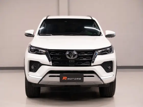 TOYOTA HILUX SW4 2.8 D-4D TURBO DIESEL SRX 4X4 AUTOMÁTICO
