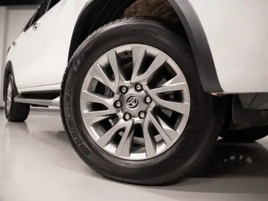 TOYOTA-HILUX SW4-2023