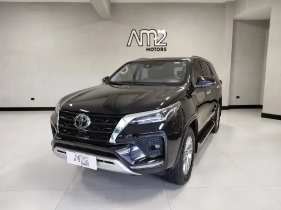 TOYOTA HILUX SW4 2.8 D-4D TURBO DIESEL SRX 7L 4X4 AUTOMÁTICO