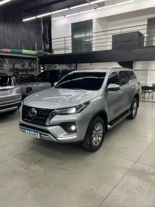 TOYOTA HILUX SW4 2.8 D-4D TURBO DIESEL SRX 7L 4X4 AUTOMÁTICO