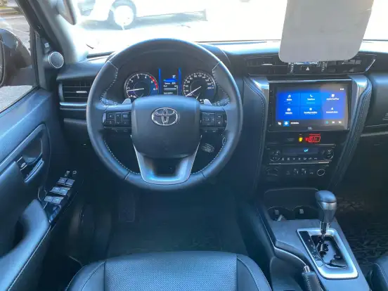 TOYOTA-HILUX SW4-2023