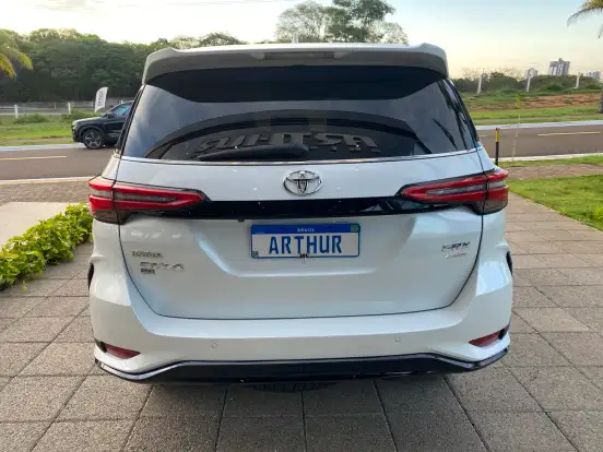 TOYOTA-HILUX SW4-2024