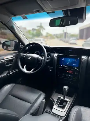 TOYOTA-HILUX SW4-2025