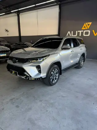 TOYOTA HILUX SW4 2.8 D-4D TURBO DIESEL SRX PLATINUM 7L 4X4 AUTOMÁTICO