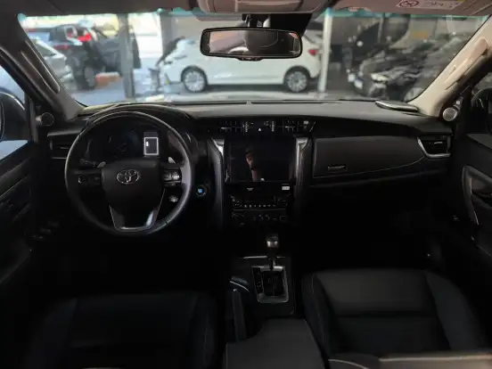 TOYOTA-HILUX SW4-2.8 D-4D TURBO DIESEL SRX PLATINUM 7L 4X4 AUTOMÁTICO TOYOTA-HILUX SW4-2025