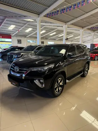 TOYOTA HILUX SW4 2.8 SRX DIAMOND 4X4 7 LUGARES 16V TURBO INTERCOOLER DIESEL 4P AUTOMÁTICO