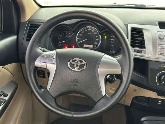TOYOTA-HILUX SW4-2014