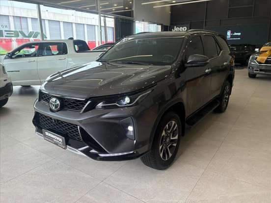 TOYOTA-HILUX SW4-2025