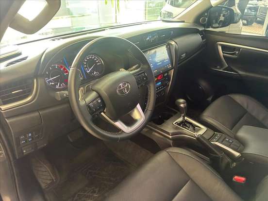 TOYOTA-HILUX SW4-2025