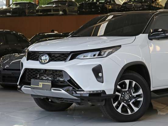 TOYOTA-HILUX SW4-2025