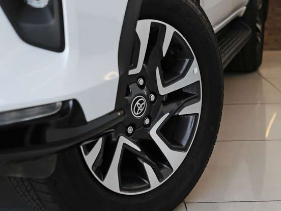 TOYOTA-HILUX SW4-2.8 D-4D TURBO DIESEL DIAMOND 7L 4X4 AUTOMÁTICO TOYOTA-HILUX SW4-2025