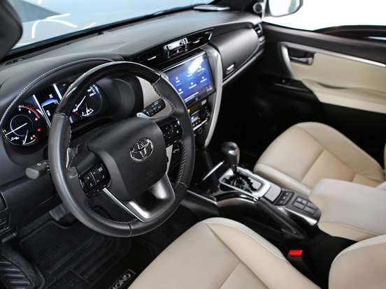 TOYOTA-HILUX SW4-2025