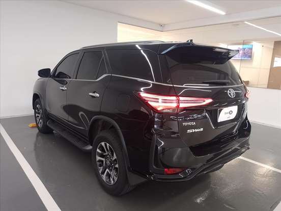 TOYOTA-HILUX SW4-2024