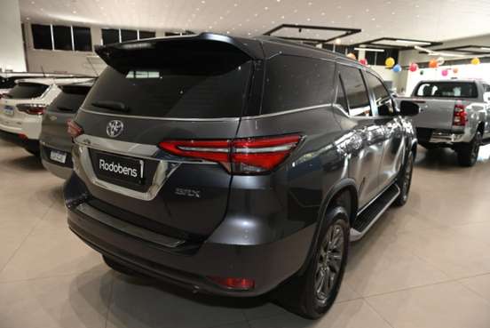 TOYOTA-HILUX SW4-2.8 D-4D TURBO DIESEL SRX 4X4 AUTOMÁTICO TOYOTA-HILUX SW4-2022