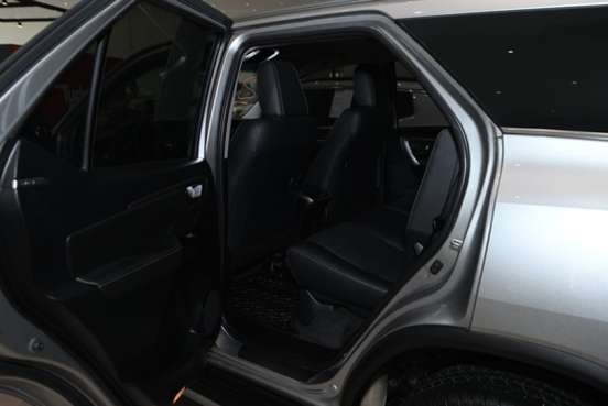 TOYOTA-HILUX SW4-2023