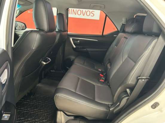 TOYOTA-HILUX SW4-2023