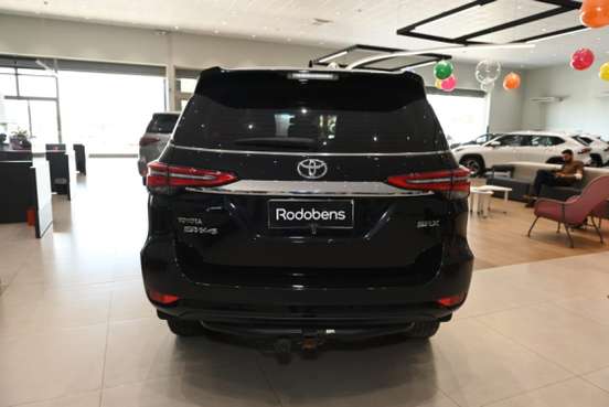 TOYOTA-HILUX SW4-2023