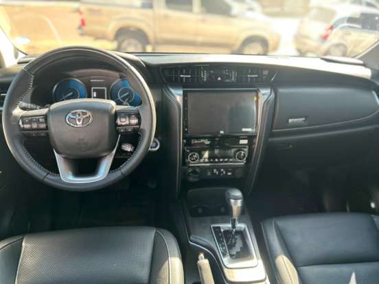 TOYOTA-HILUX SW4-2023