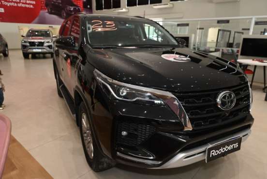 TOYOTA-HILUX SW4-2023