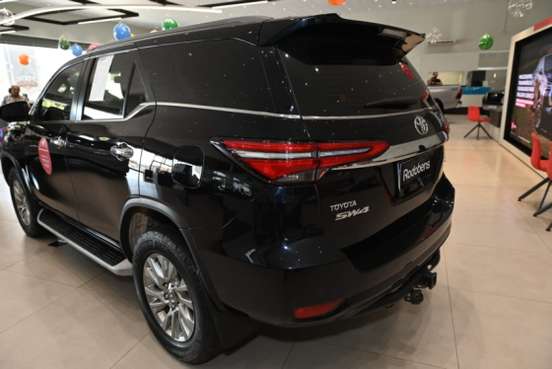 TOYOTA-HILUX SW4-2.8 D-4D TURBO DIESEL SRX 7L 4X4 AUTOMÁTICO TOYOTA-HILUX SW4-2023