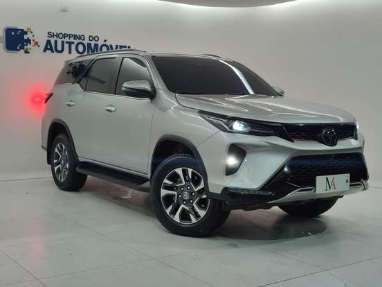 TOYOTA-HILUX SW4-2.8 D-4D TURBO DIESEL SRX PLATINUM 4X4 AUTOMÁTICO TOYOTA-HILUX SW4-2023