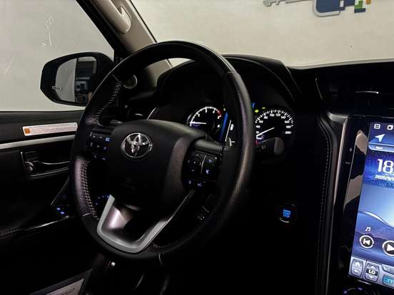 TOYOTA-HILUX SW4-2.8 D-4D TURBO DIESEL SRX PLATINUM 4X4 AUTOMÁTICO TOYOTA-HILUX SW4-2023