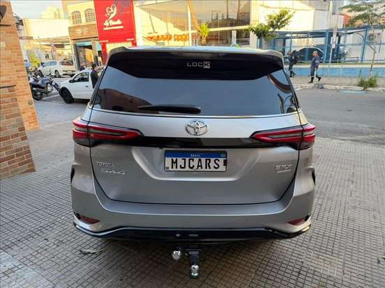 TOYOTA-HILUX SW4-2024