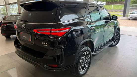 TOYOTA-HILUX SW4-2024