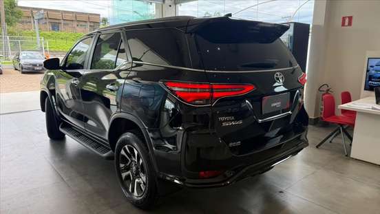 TOYOTA-HILUX SW4-2024