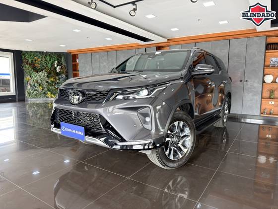 TOYOTA HILUX SW4 2.8 D-4D TURBO DIESEL SRX PLATINUM 7L 4X4 AUTOMÁTICO