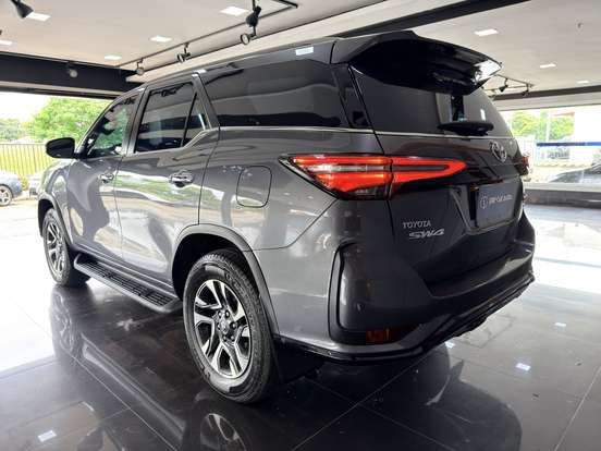 TOYOTA-HILUX SW4-2024