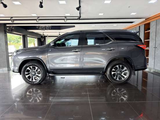TOYOTA-HILUX SW4-2024