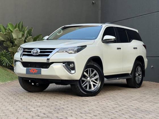 TOYOTA HILUX SW4 2.8 SRX 4X4 7 LUGARES 16V TURBO INTERCOOLER DIESEL 4P AUTOMÁTICO
